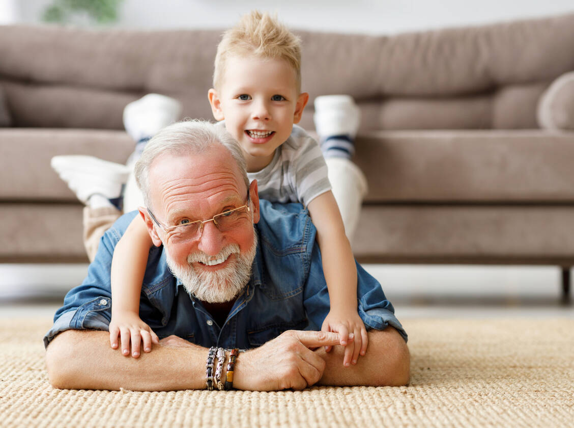 Kognitive-Vorteile-Zeit-mit-den-Enkeln-trainiert-das-Gehirn