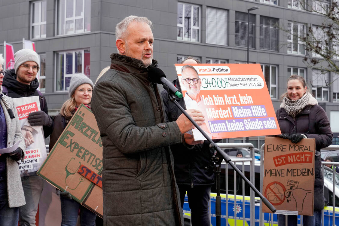 Abtreibungsprozess-Teilerfolg-f-r-Chefarzt-und-Frauen-in-Lippstadt
