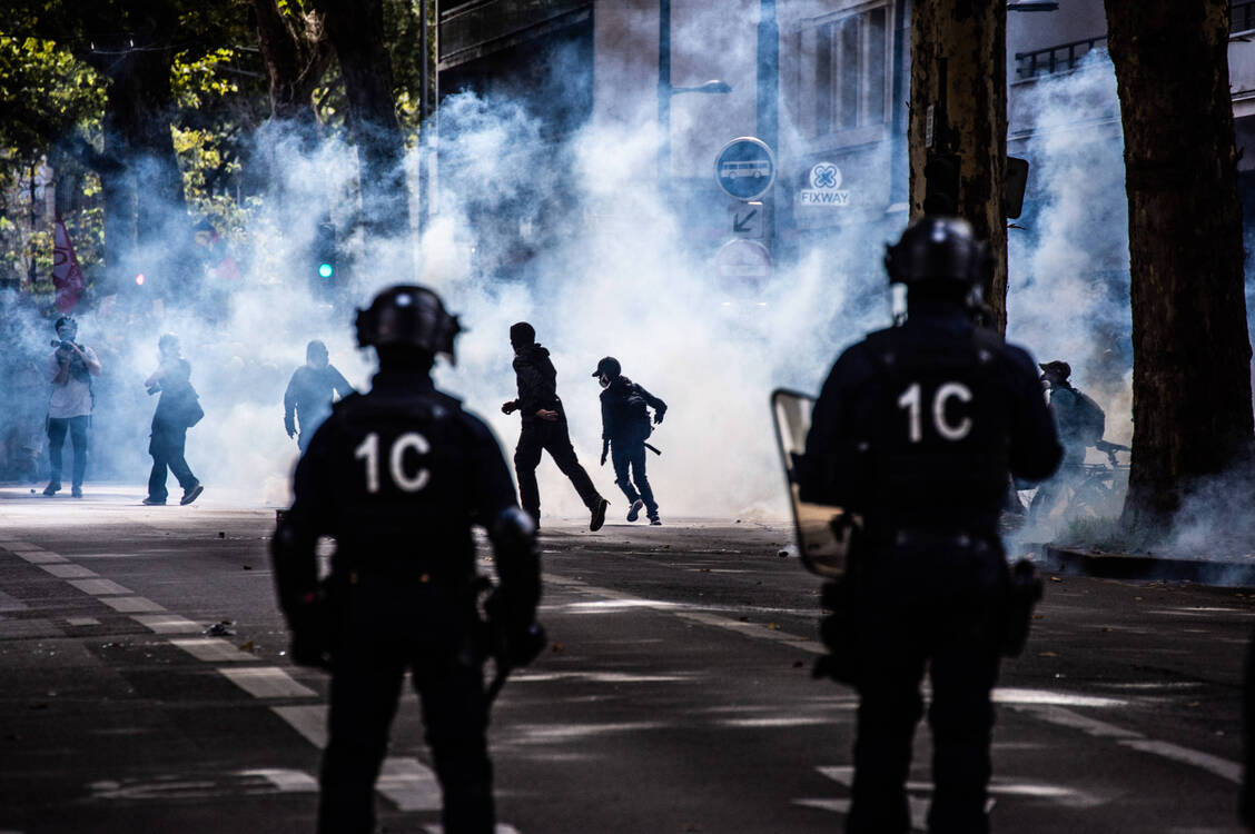 Auch-Apotheken-protestieren-Frankreich-im-Ausnahmezustand