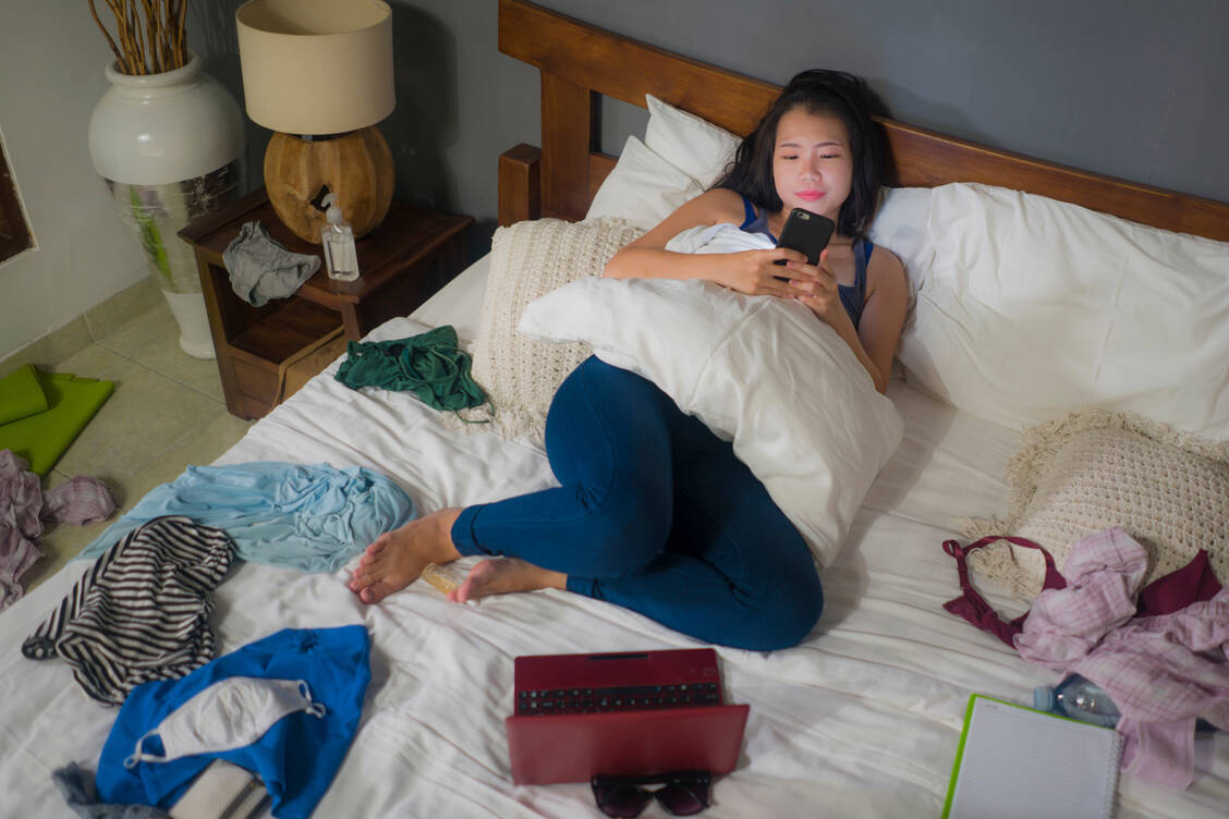 Entspannungstrend-Junge-Menschen-zieht-es-ins-Bett