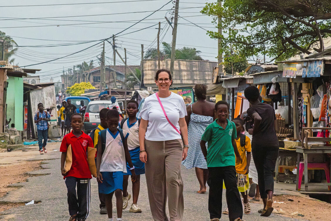 -1KindProApotheke-Apothekerin-ver-ndert-Leben-in-Ghana
