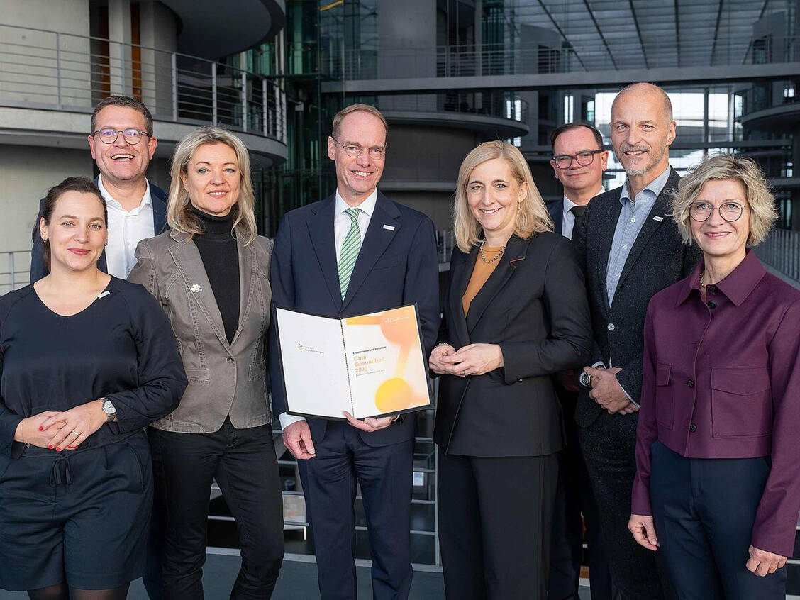 -Gute-Gesundheit-2030-Warken-nimmt-Ergebnisbericht-von-Gesundheitsb-ndnis-entgegen