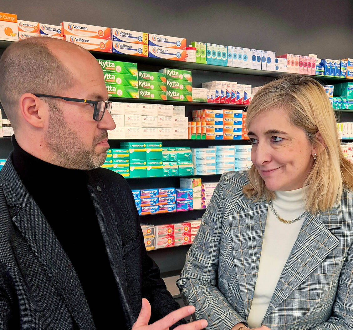 Warken-besucht-Apotheke-Beim-Fixum-Hand-aufs-Herz-