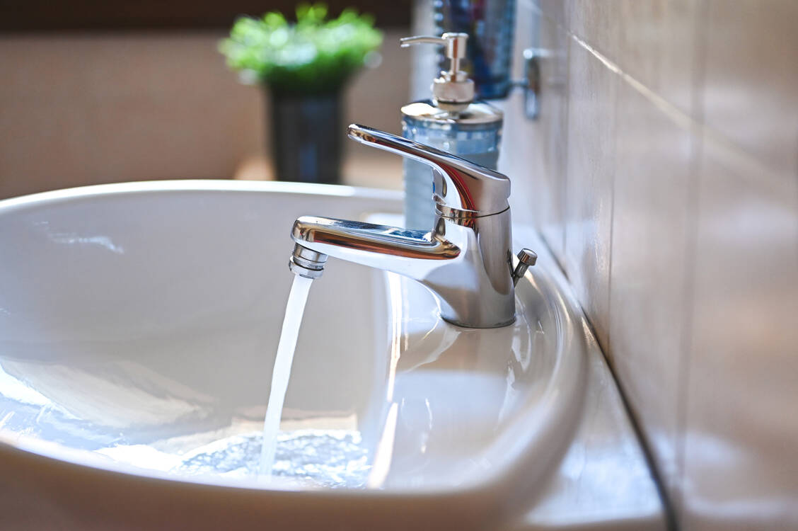 Stehendes-und-warmes-Wasser-Wann-Legionellen-in-der-Leitung-gef-hrlich-werden