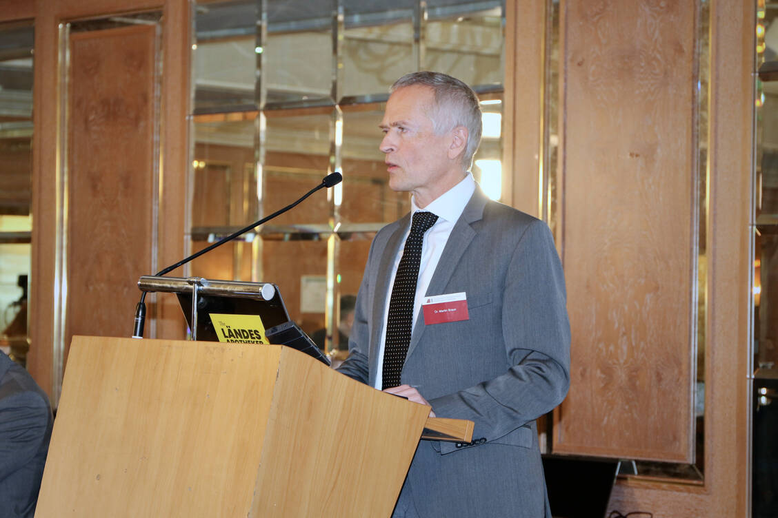 Kammer-Baden-W-rttemberg-Braun-im-Team-Kooperation-