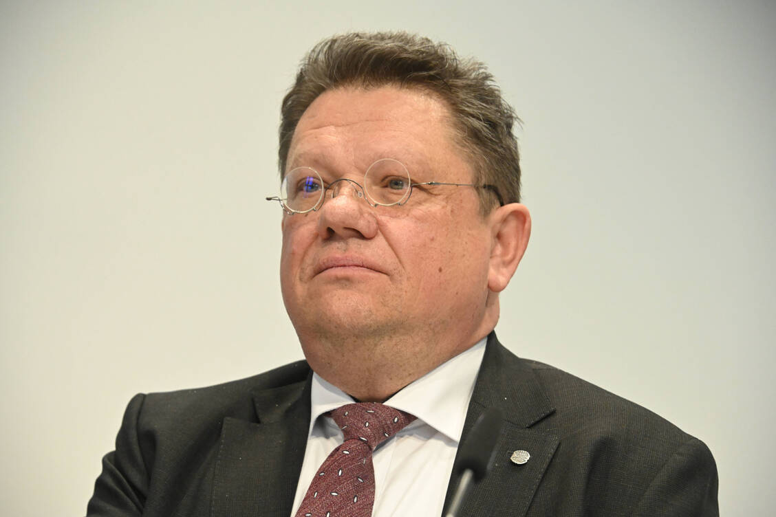 Niedersachsens Gesundheitsminister Andreas Philippi mahnt, dass sich insbesondere das Gesundheitswesen auf aktuelle Bedrohungslagen einstellen muss. / © Imago Images/Henning Scheffen