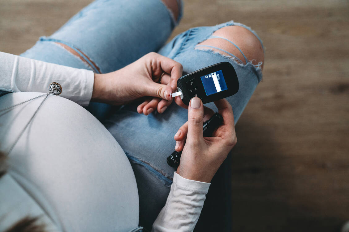 Etwa 3 bis 7 Prozent der Schwangeren in Europa entwickeln einen Gestationsdiabetes.  / Foto: GettyImages/FilippoBacci