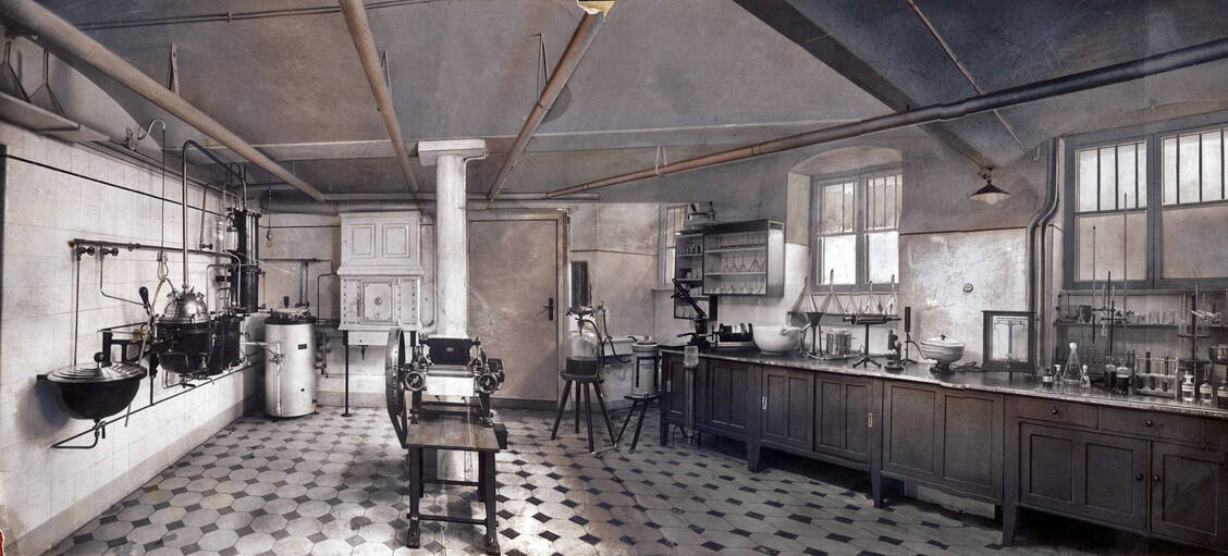 Labor der Oranien-Apotheke um 1900 / Foto: Foto: Dr. Kade Healthcare 