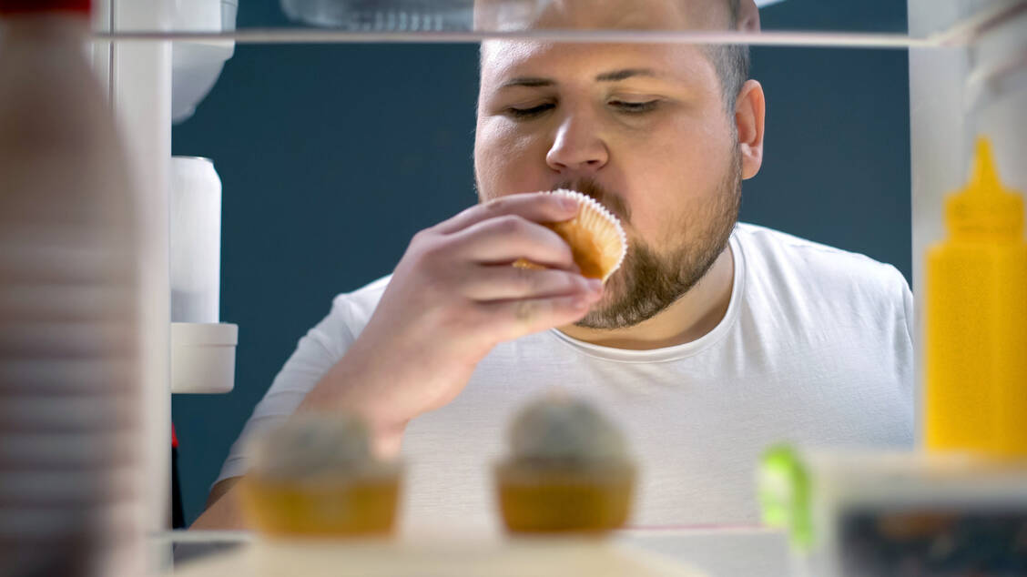 Regelmäßige Essanfälle mit Kontrollverlust können eine Binge-Eating-Störung anzeigen. Oft essen die Betroffenen heimlich. / Foto: Adobe Stock/motortion