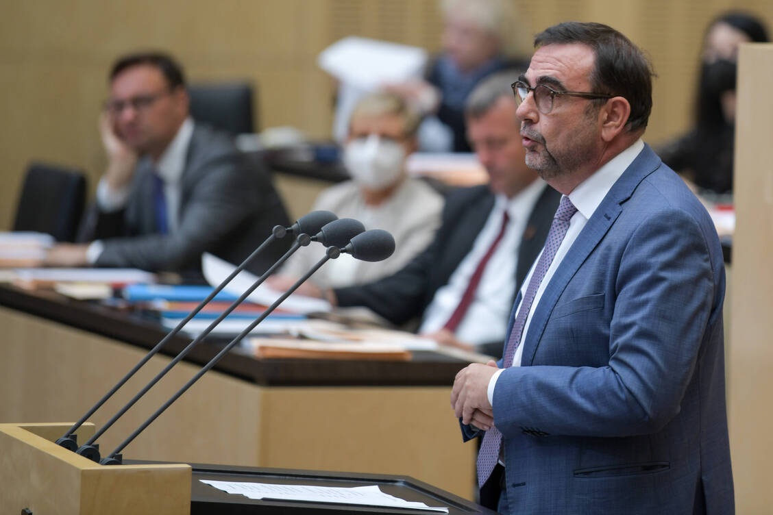 Bayerns Gesundheitsminister Klaus Holetschek (CSU) möchte die Cannabis-Debatte versachlichen, wie er sagt.  / Foto: IMAGO/Fotostand