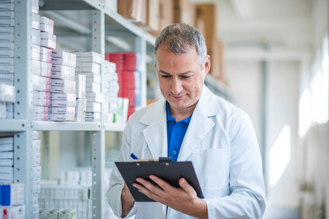 Was tun, wenn wichtige Medikamente über den Großhandel nicht lieferbar sind? Von Apotheke zu Apotheke tauschen, schlägt ein Leverkusener Apothekendienstleister vor. / Foto: Adobe Stock/Dragana Gordic