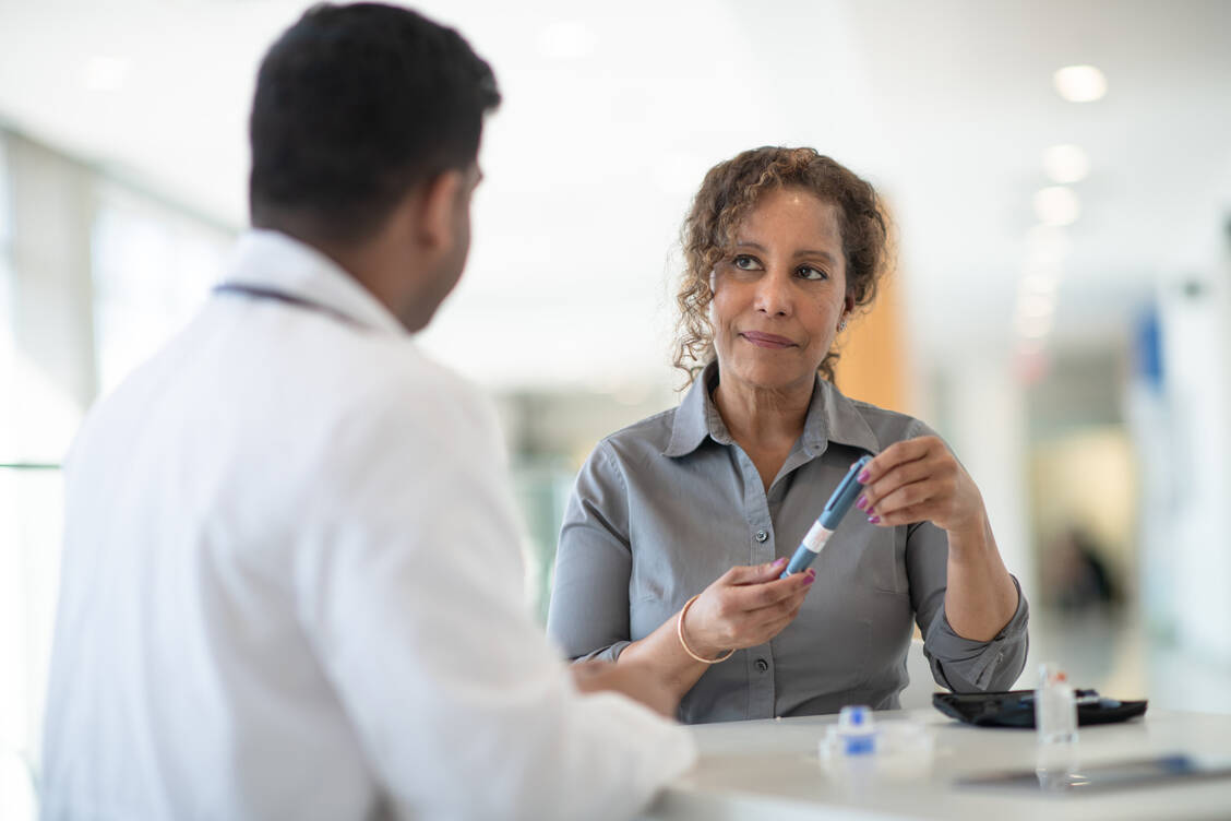 Insulin ist wohl das prominenteste Beispiel für ein sogenanntes Biologikum. Patienten brauchen eine Schulung für den Umgang mit diesen besonderen Medikamenten. / Foto: Getty Images/FatCamera
