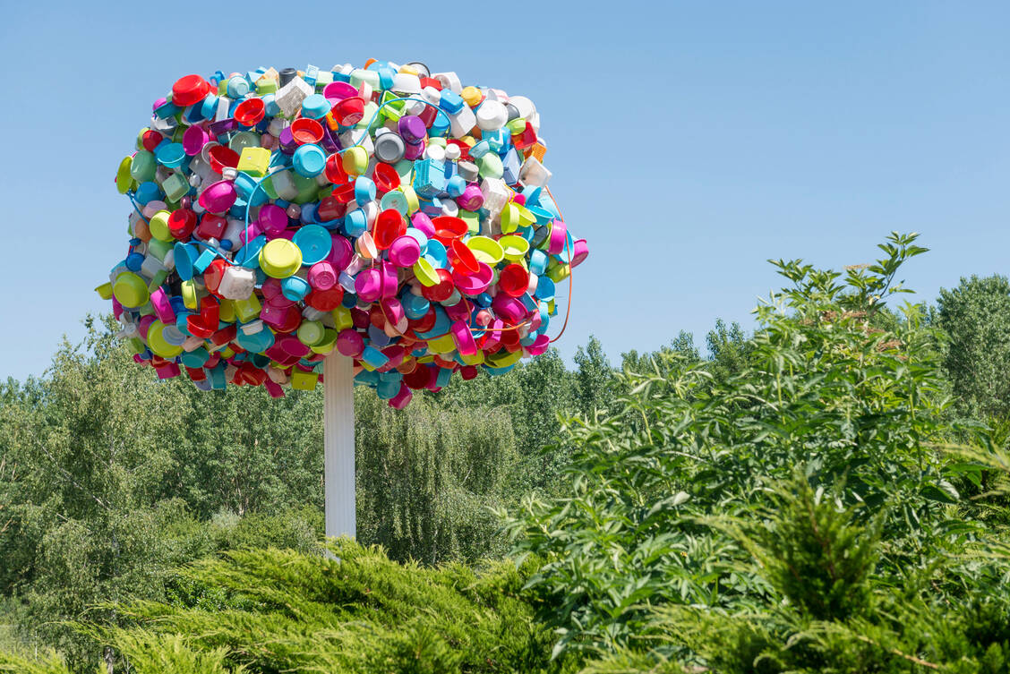 Farbenfrohe Schönheit und Bedrohung der Natur: Plastik ist ein Material voller Widersprüche. »L’arbre à palabres« von Pascale 
Marthine Tayou, 2012 / Foto: VG Bild-Kunst, Bonn 2023