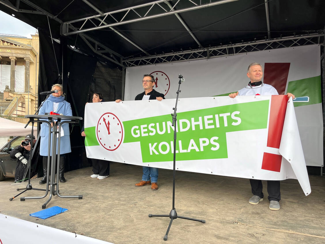Warnten heute in Schwerin vor einem Kollaps des Gesundheitssystems (von links): Sylvia Schnitzer, Angelika von Schütz, Jens Palluch und Axel Pudimat, Vorsitzender des Apothekerverbands Mecklenburg-Vorpommern. / Foto: PZ/Müller