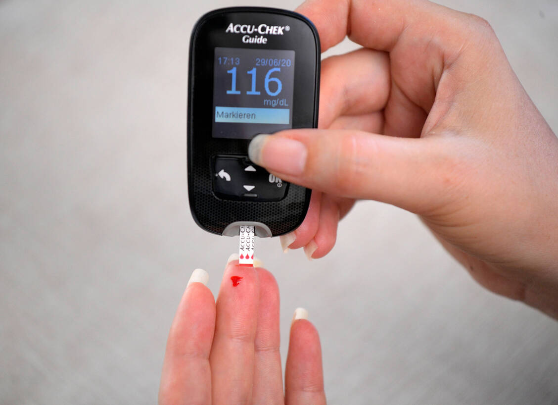 Mehrmals täglich einen Blutstropfen für die Glucose-Messung zu nehmen ist für die meisten Insulin-pflichtigen Diabetiker schmerzhafte Routine. / Foto: Imago/MiS