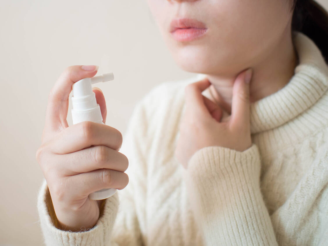 Das neue, verschreibungspflichtige Neo-Angin® Benzydamin Spray forte ist für Erwachsene ab 18 Jahren zur symptomatischen Behandlung von Halsschmerzen zugelassen. / Foto: Adobe Stock/Orawan