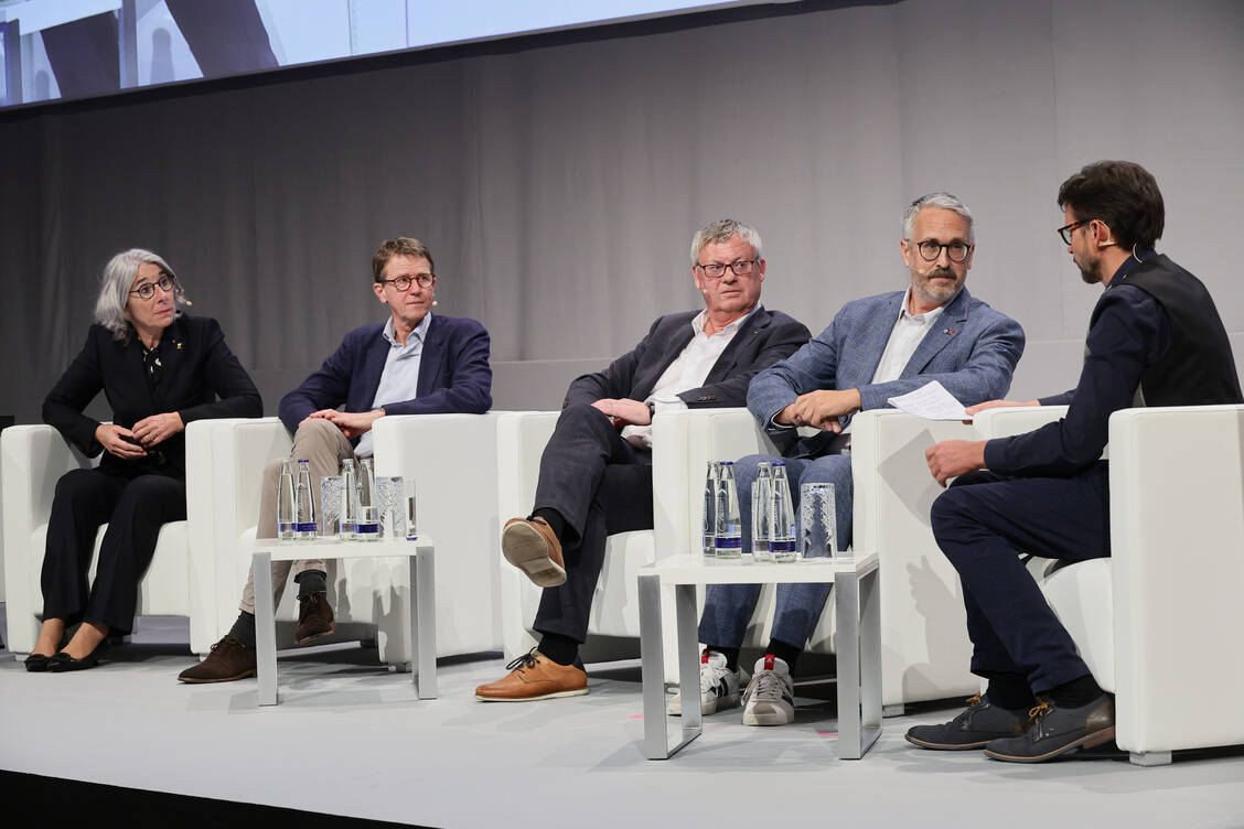 Auf dem Podium (von links): ABDA-Präsidentin Gabriele Regina Overwiening, Professor Dr. Heribert Schunkert, Professor Dr. Martin Schulz, Professor Dr. Jörg Schelling und Moderator Ralph Erdenberger / © Alois Mueller
info@amfotos.com