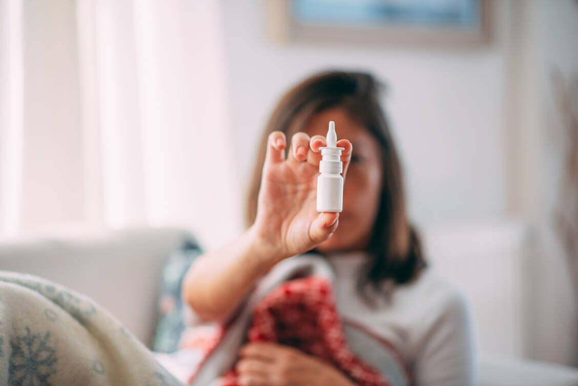 Prophylaxe und Therapie in einem: Das können salzhaltige und gelbasierte Nasensprays bieten, wie aktuelle Studien zeigen.    / © Getty Images/AKAY