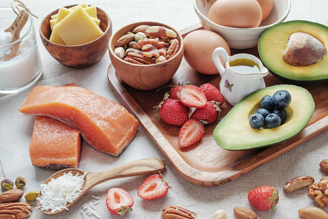 Mit einer Low-Carb-Diät können Diabetiker den Blutzuckerwert gut reduzieren, doch die Ernährungsform erhöht auch das Risiko für Hypoglykämien. / Foto: Adobe Stock/sewcream
