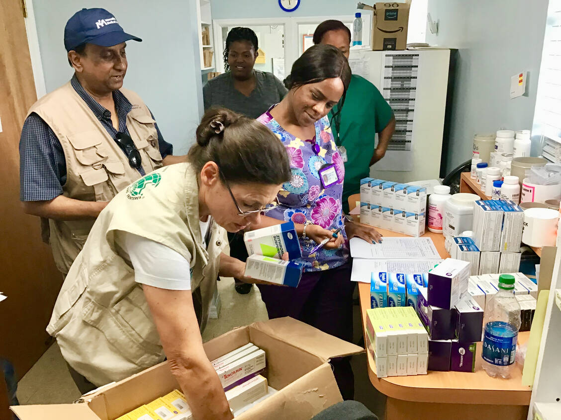 Apothekerin Petra Isenhuth hilft dem lokalen pharmazeutischen Personal beim Vergleich von Bestell- und Lieferlisten. / Foto: AoG