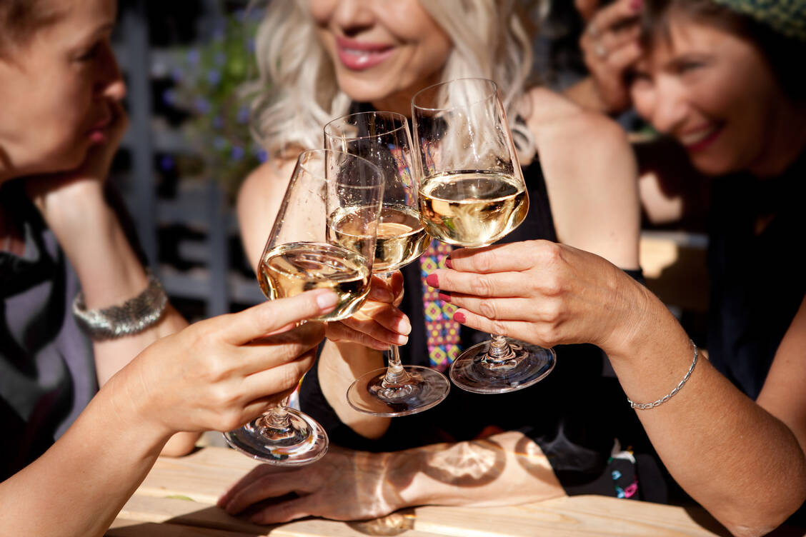 In Gesellschaft, zur Entspannung, als Belohnung – bei Frauen sind es häufig soziale und psychische Gründe, warum sie Alkohol trinken. / © Getty Images/AnnaZhuk