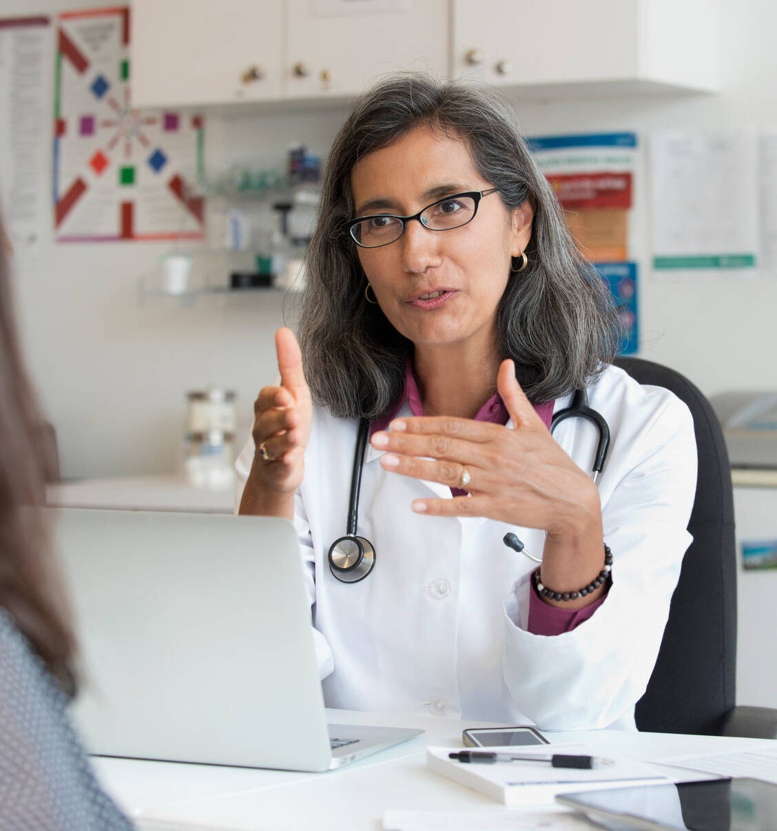 Ärzte sollten ihre Patienten mit Diabetes regelmäßig gezielt auf mögliche Symptome einer autonomen Neuropathie ansprechen. / © Getty Images/Jose Luis Pelaez Inc