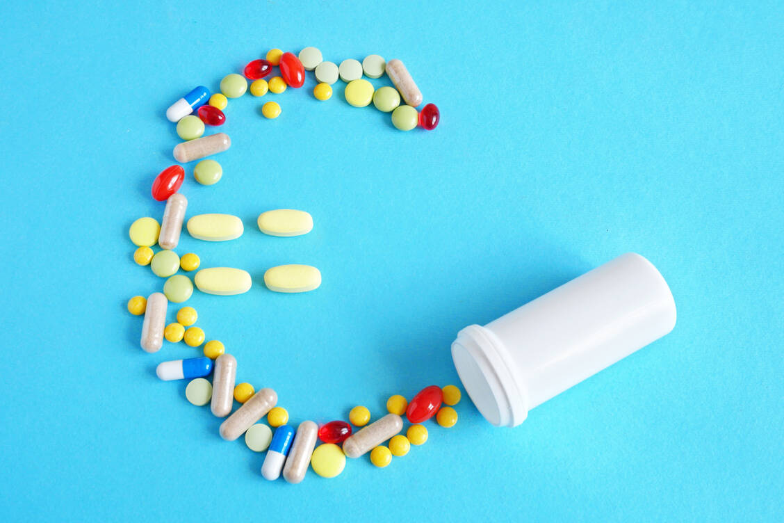 Die Preise für nicht verschreibungspflichtige Arzneimittel können Apotheken frei kalkulieren, anders sieht es bei Rx-Präparaten aus. Hier gilt die Arzneimittelpreisverordnung.  / Foto: Adobe Stock / lesslemon