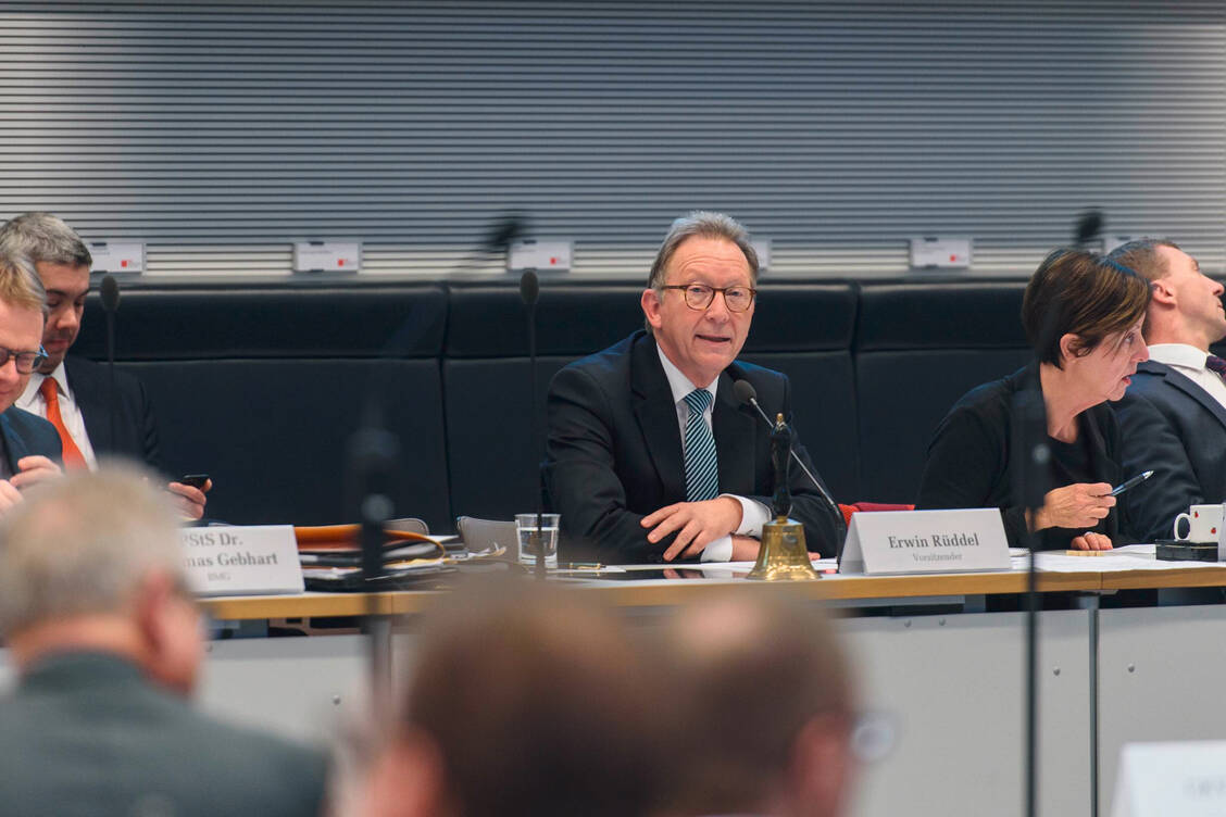 Erwin Rüddel leitet den Gesundheitsausschuss im Bundestag. Den Widerstand der Ärzte gegen impfende Apotheker kann er nicht nachvollziehen. / Foto: Imago/Christian Spicker