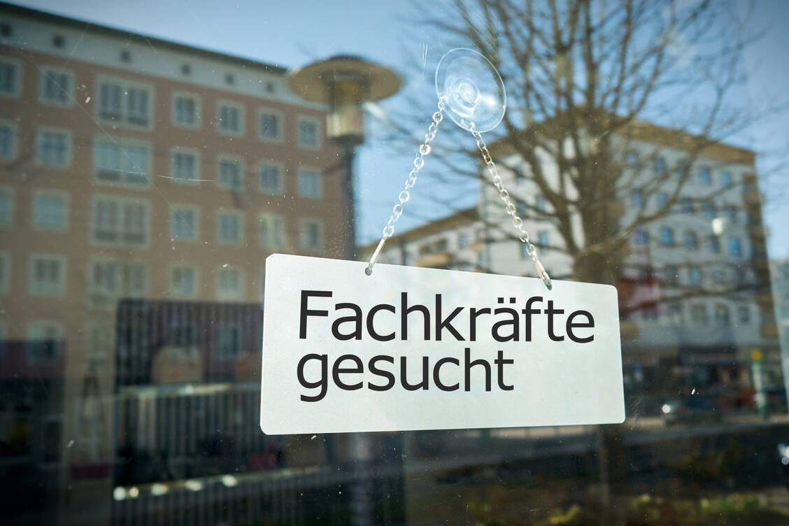 89 Prozent der Unternehmen im Bereich Gesundheitswesen und Life Sciences geben an, Schwierigkeiten zu haben, die von ihnen benötigten qualifizierten Fachkräfte zu finden. / © Adobe Stock/Heiko