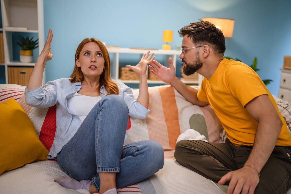 Zoff als Chance: Die Forschung zeigt, warum Konflikte durchaus hilfreich sein können. Wer anfängt, hat den Ausgang praktisch in der Hand. / © Adobe Stock/Miljan Zivkovic