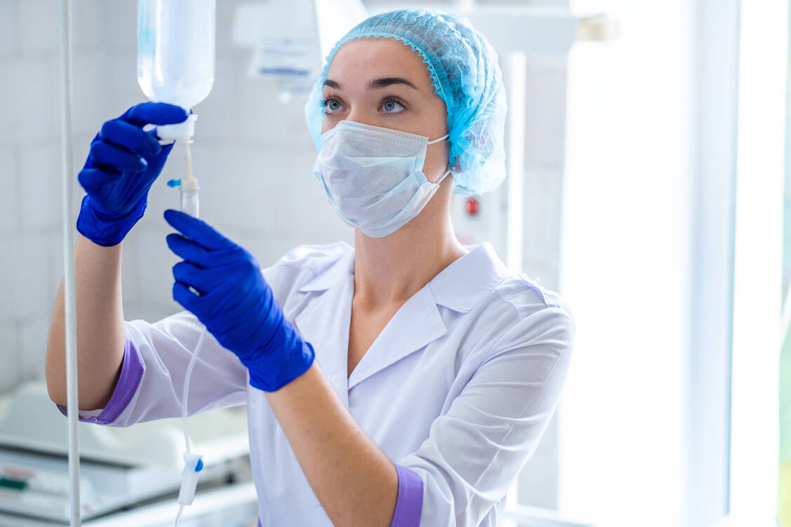 Die Kombination von Casirivimab und Imdevimab wird einmalig und intravenös verabreicht / Foto: Adobe Stock/Goffkein