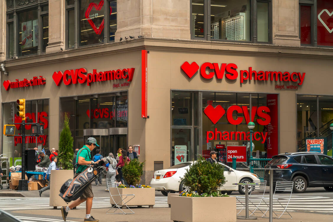 Zahlreiche Apothekenketten in den USA sind in Shopping-Center integriert und haben rund um die Uhr geöffnet. Wie eine Umfrage aus Ohio zeigt, leiden die angestellten Pharmazeuten unter der Arbeitslast.   / Foto: Imago Images / Levine-Roberts