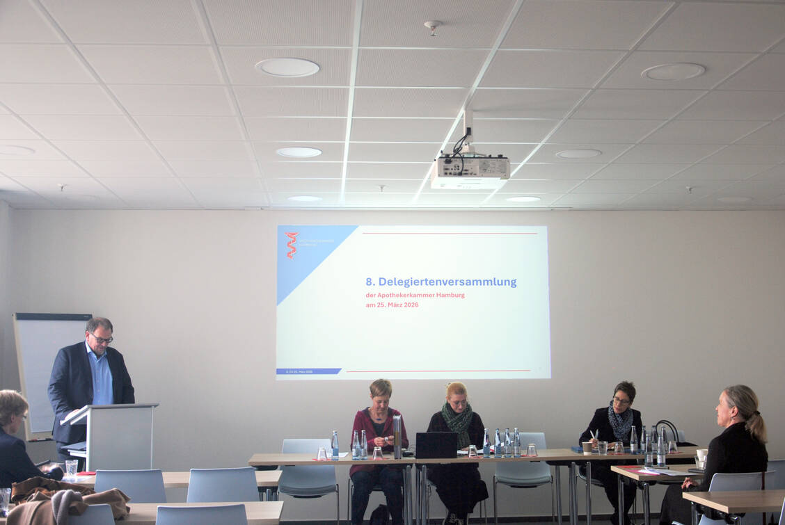 Bei der Delegiertenversammlung der Apothekerkammer Hamburg wurde leidenschaftlich diskutiert. / © PZ/Hauser