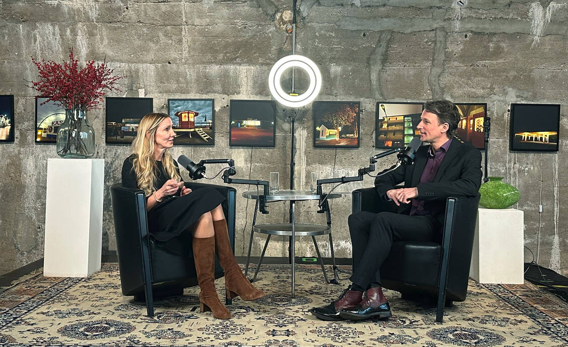 Virologin Sandra Ciesek schilderte bei » Alex’ Doppelte Dosis« in Frankfurt, welche Erfahrungen sie mit dem Podcast »Coronavirus-Update« gemacht hat und woran sie als Erstes denkt, wenn sie eine Apotheke betritt. / © PZ