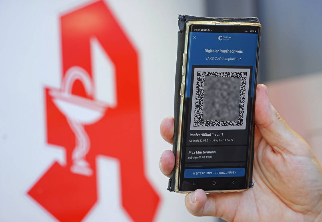 Um diesen QR-Code für geimpfte Personen erzeugen zu können, braucht es Anmeldedaten für das DAV-Portal. Diese sollen nun auch Nicht-LAV-Mitglieder bald erhalten können. / Foto: picture alliance/dpa | Oliver Berg