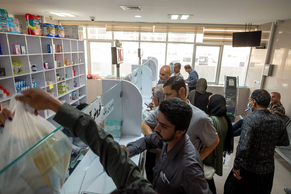 Patientinnen und Patienten in einer iranischen Apotheke im Jahr 2024. / © Imago Images/NurPhoto