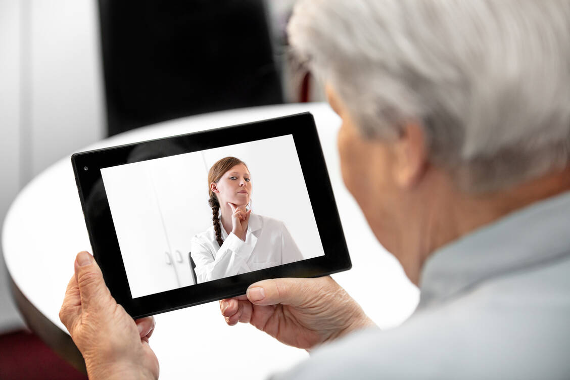So ist Telemedizin eigentlich gedacht: Ein Arzt erklärt einem Patienten etwas. Auf diversen Online-Arztportalen findet aber keine direkte Interaktion statt, sondern es wird lediglich ein Fragebogen ausgefüllt. / Foto: Adobe Stock/M.Dörr & M.Frommherz