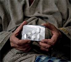 Die Tagesration an Tuberkulose-Medikamenten besteht aus vielen Tabletten, wie hier eine Patientin in einem Krankenhaus in Kaschmir zeigt.
<p class="fotonachweis">Foto: Imago/Zuma Press</p>