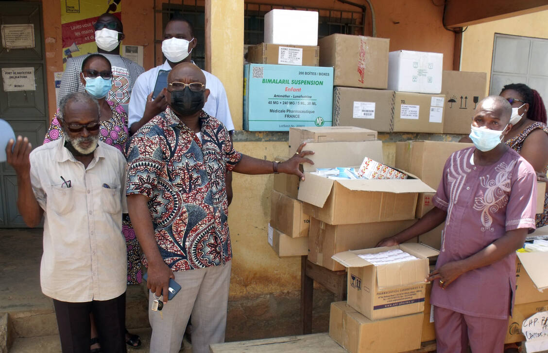 Dank der Unterstützung von Apotheker Helfen konnte die Leitung des Krankenhauses in Bassar, Togo, Arzneimittel für die Apotheke kaufen. Alle Medikamente wurden im Land beschafft. Besonders wichtig sind Malariamedikamente wie eine Artemether-Lumefantrin-Suspension für Kinder. / Foto: Apotheker Helfen, Fi Bassar e.V.