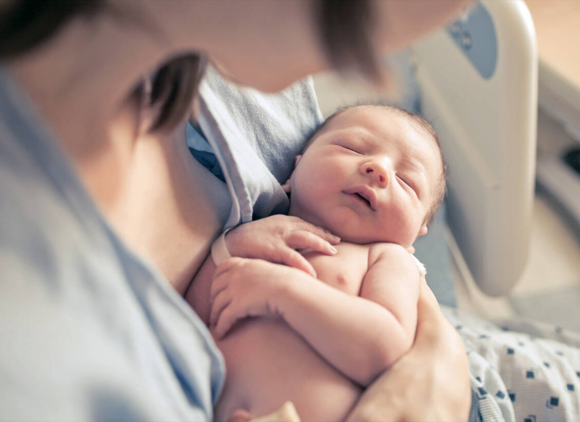 Die Gesundheit von Kindern, die im Mutterbauch einer mRNA-Impfung gegen Covid-19 ausgesetzt waren, unterscheidet sich einer israelischen Studie zufolge nicht von der von Kindern, deren Mütter sich nicht in der Schwangerschaft haben impfen lassen. / Foto: iStock/kieferpix