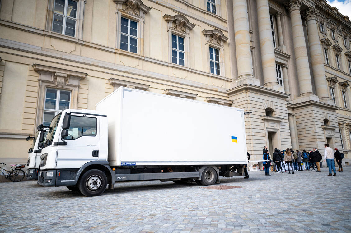 In Deutschland werden gerade, wie hier in Berlin, viele LKWs mit Hilfsgütern und Medikamenten gepackt. Damit auch Arzneimittel unkompliziert in die Ukraine und die Nachbarländer gebracht werden können, hat das BMG eine Ausnahmegenehmigung veröffentlicht. / Foto: picture alliance/dpa