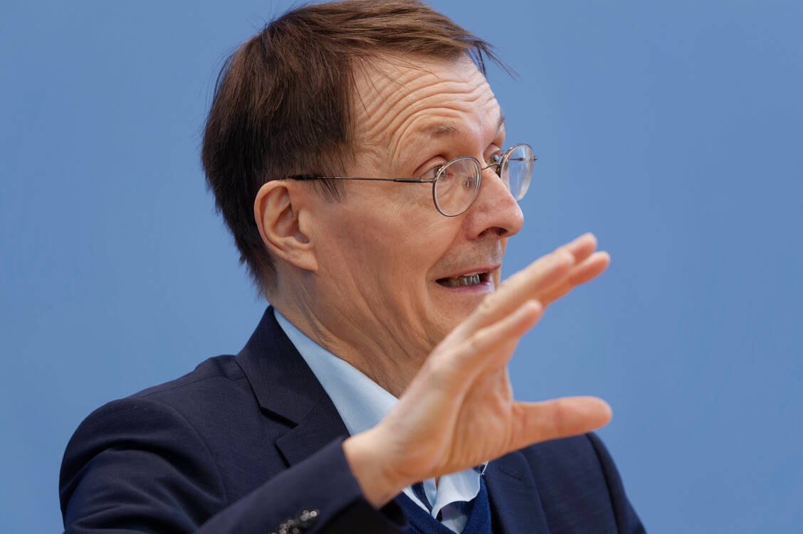 Entlastung der Kassenfinanzen: Bundesgesundheitsminister Karl Lauterbach (SPD) will unter anderem bei den Ausgaben für Arzneimittel einsparen. / Foto: IMAGO/Jürgen Heinrich
