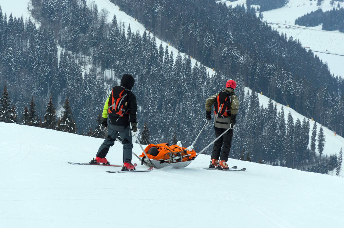 In diesem Winter gibt es mehr schwere Skiunfälle als in anderen Jahren, meldet das Kuratorium für Alpine Sicherheit. / Foto: Adobe Stock/Kuznietsov Dmitriy