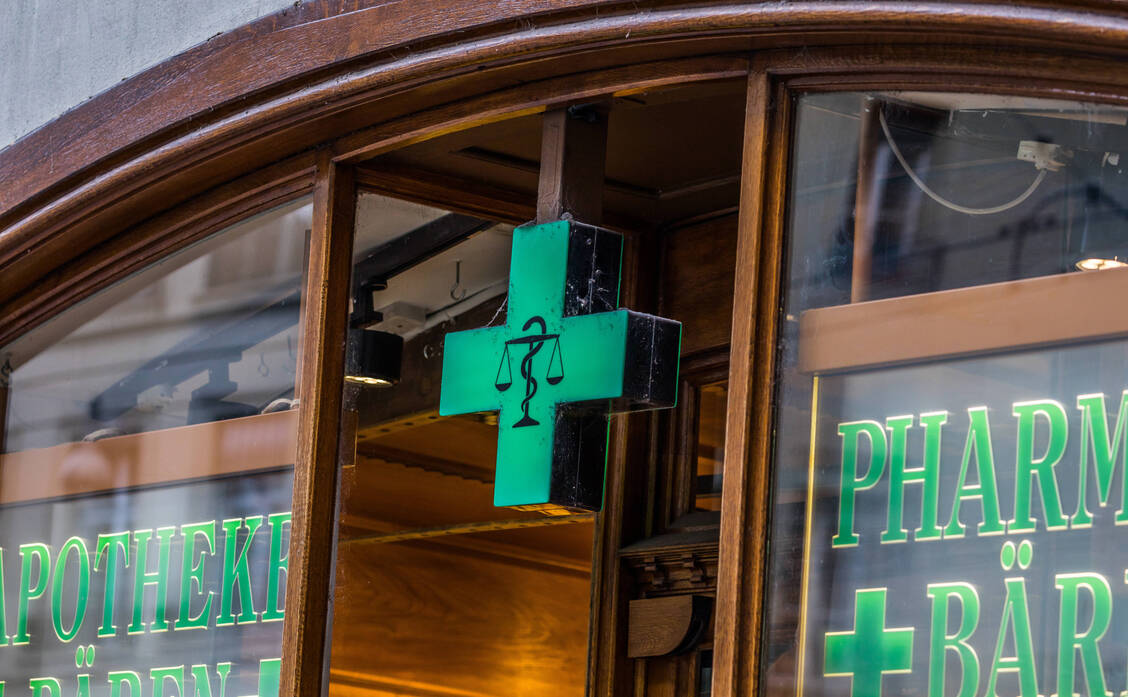 Nach zwei Jahren Pandemie herrscht noch immer keine Normalität in den Apotheken. Pharmasuisse plant für 2023 noch weitere Projekte, um das Angebot der Schweizer Offizinen zu erweitern.   / Foto: Imago Images/Andreas Haas