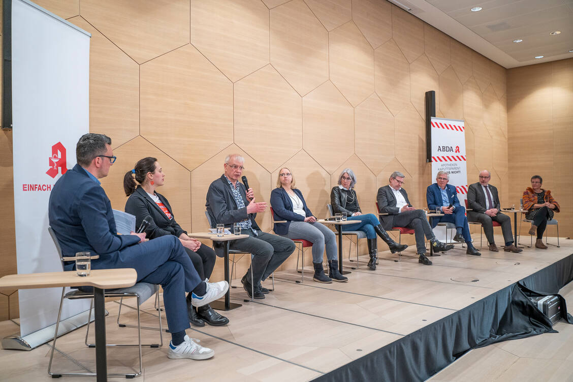 PZ-Chefredakteur Benjamin Rohrer (ganz links) und die Gäste des politischen Talks (von links): Apothekerin Ina Lucas, Apotheker Ulrich Grosch, Apothekerin Anne-Kathrin Haus, ABDA-Präsidentin Gabriele Regina Overwiening, der SPD-Bundestagsabgeordnete Dirk Heidenblut, der FDP-Bundestagsabgeordnete Andrew Ullmann, der CDU-Bundestagsabgordnete Georg Kippels sowie die Linke-Bundestagsabgeordnete Kathrin Vogler.  / Foto: ABDA/Ansgar Schwarz