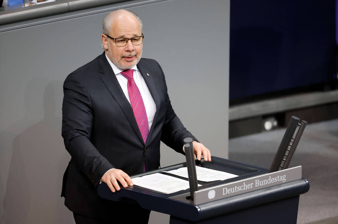 ALBVVG-Aussprache: Der CDU-Gesundheitspolitiker Georg Kippels sieht die Apothekerinnen und Apotheker als »die Kämpfer an der Theke«. / Foto: Imago Images/Future Image