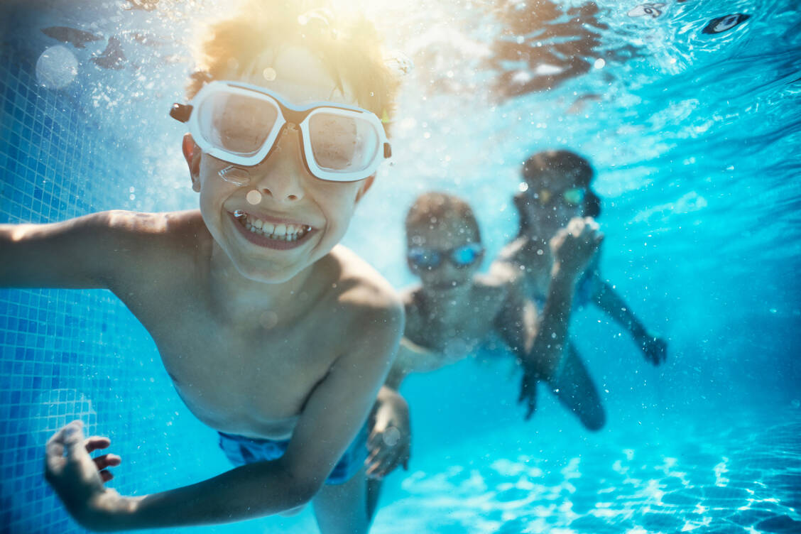 »Mund zu« ist eine gute Regel für Schwimmbadbesuche.  / Foto: Getty Images/Imgorthand