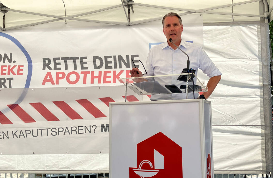 Der Vorsitzende des Hessischen Apothekerverbands Holger Seyfarth appelliert an Apothekenteams, sich an der Kundgebung am 6. November in Hannover zu beteiligen. / © PZ