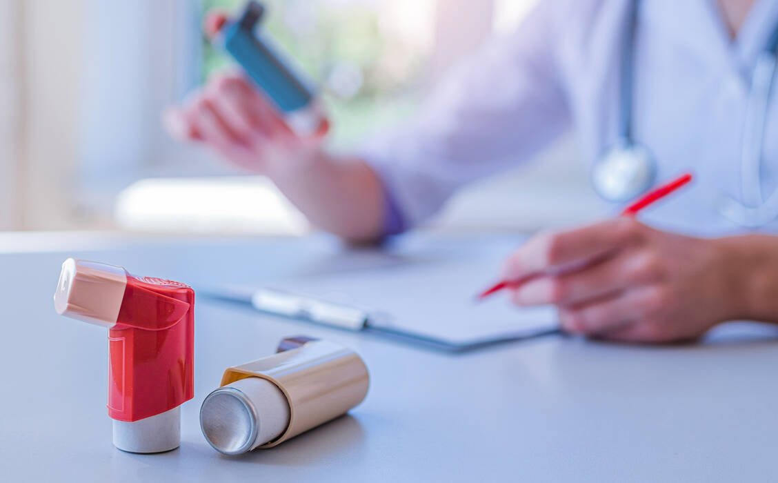 Wenn möglich, sollten Ärzte bevorzugt Pulverinhalatoren statt Dosieraerosole verordnen.  / © Adobe Stock/Goffkein