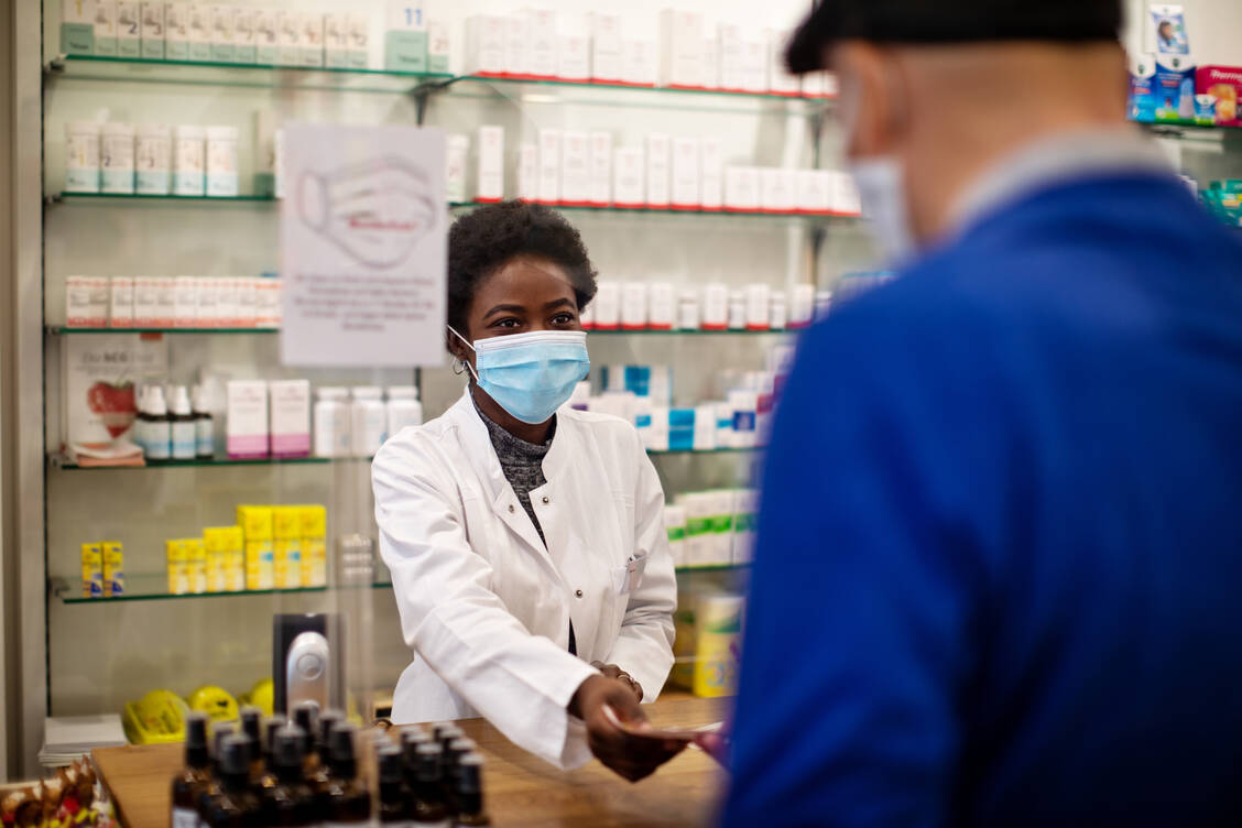 Über ihre Erfahrungen während der Coronavirus-Pandemie tauschen sich Apotheker aus aller Welt beim virtuellen FIP-Kongress im September aus. / Foto: Getty Images/Luis Alvarez